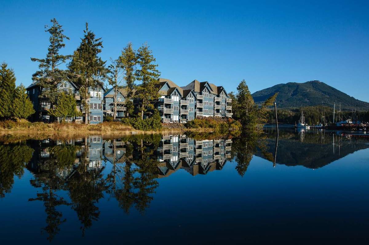 Water's Edge Shoreside Suites - Canada Holidays : Canada ...